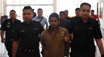 TUDUHAN MEMBUNUH: Mohd Afih dibawa ke Mahkamah Majistret Kuantan semalam atas pertuduhan membunuh warga emas di pekarangan sebuah masjid di sini, kira-kira dua minggu lalu. — Gambar Bernama