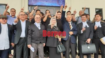 Menteri Muda Undang-undang Datuk Sharifah Hasidah Syed Aman Ghazali bersama penasihat undang-undang negeri Dato Sri JC Fong dan Talat bersama para penyokong di depan Mahkamah Kuching.