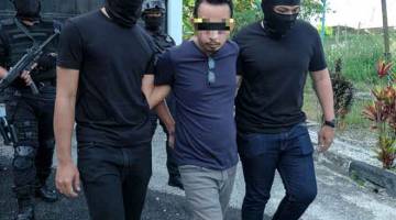 DIDAKWA: Mohamad Ayub didakwa di Mahkamah Sesyen dekat Ipoh, semalam atas pertuduhan memiliki item-item yang berunsur perbuatan keganasan atau berkaitan dengan kumpulan pengganas Daesh, 6 Januari lepas. — Gambar Bernama