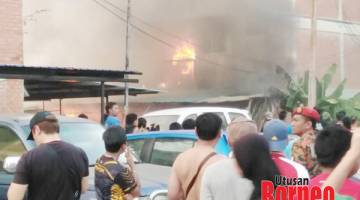 KEBAKARAN: Tiga rumah pangsa terjejas dalam kebakaran yang berlaku.