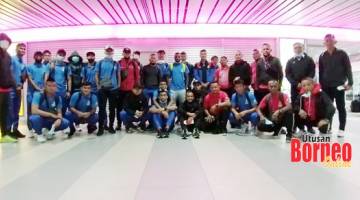 BERANGKAT: Skuad Tambadau Sabah di Lapangan Terbang Antarabangsa Kota Kinabalu menunggu penerbangan ke Kuala Lumpur seterusnya ke Surabaya.