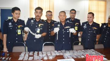 BARANG CURI: Azhar bersama Timbalan Ketua Polis Daerah Sandakan Supt Abdul Fuad Abdul Malek dan Ketua JSJ Daerah Sandakan DSP Che Rafizi Che Ramli serta pegawai kanan menunjukkan barang-barang yang berjaya dirampas.