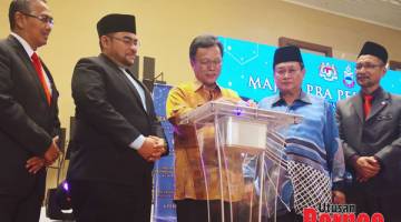 PELANCARAN: Shafie menyempurnakan perasmian simbolik Majlis Pra-Pelancaran MTQHK 1441H/ 2020M di Pusat Perdagangan Antarabangsa Sabah (SICC), Kota Kinabalu.