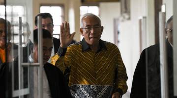 Mahdzir Khalid (kiri), merupakan saksi pendakwaan kelima hadir di Mahkamah Tinggi hari ini bagi memberi keterangan pada perbicaraan kes rasuah isteri bekas Perdana Menteri Datin Seri Rosmah Mansor berhubung projek tenaga solar sekolah luar bandar di Sarawak. - Gambar Bernama 