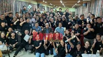 KEM: Dennis (duduk tiga kanan) bersama sebahagian jawatankuasa penganjur dan peserta SOULS Go-Getter Bootcamp Miri 2020 di  Borneo Tropical Rainforest Resort, dekat Miri kelmarin.