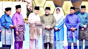RASMI: Tun Mahathir menyempurnakan gimik perasmian MTHQK Tahun 1441H/2020M.