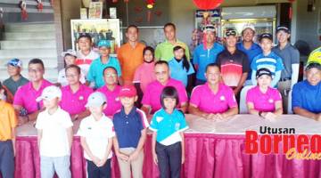 SIDANG MEDIA: Larry (duduk, empat kanan), Ronnie (berdiri, kanan), Albert (duduk, kanan), penganjur program Vincent Chong (duduk, kiri) bersama jawatankuasa TGC dan pemain golf junior semasa sidang media.