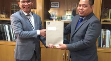 ANUGERAH: Imbarine (kanan) dianugerahkan gelaran profesor daripada Mohd Nazip.