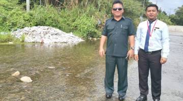 TINJAU: Jalius (kiri) bersama Haryadi di salah satu tebing Sungai Liawan.