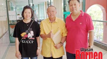 KENANGAN: Ronnie (tengah), Li dan suaminya Liu Shenghui ketika berkunjung ke pejabat Imigresen di sini baru-baru ini.