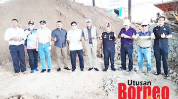 LAWAT: Osman (lima dari kanan) dan Lo (enam dari kanan) semasa melawat tapak industri perlombongan emas di Bukit Mandri Balung Kokos.