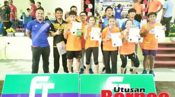 JUARA: Pasukan Kota Kinabalu merakamkan gambar kenangan selaku juara keseluruhan Kejohanan Badminton Bawah 18 Tahun MSS Sabah 2020 selepas majlis penyampaian hadiah.