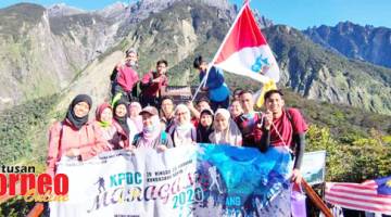 BERJAYA: Para pelajar tingkatan enam SMK Elopura gembira setelah berjaya menawan puncak Bukit Maragang.