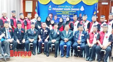 BERSAMA: Emran (duduk, empat kanan) bersama jawatankuasa PBPM Cawangan Sandakan.