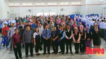 ALBUM: Prof. Dr. Morni Kambrie merakamkan gambar bersama semua peserta Majlis Akurjanji SMK Pekan Telipok.