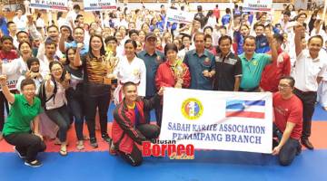 JUARA: Anggota skuad SMK Bandaraya dan SKA Penampang serta sebahagian peserta lain bersama tetamu-tetamu kehormat selepas majlis penyampaian hadiah Kejohanan Karate Senior Ke-43 dan Sekolah Menengah Kelapan Negeri Sabah 2020 di KSKK, baru-baru ini.