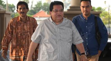 Tengku Adnan (tengah) hadir di Kompleks Mahkamah Kuala Lumpur hari ini. - Gambar Bernama 