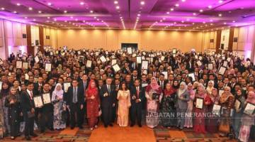 KKMM: Suriani (tengah, depan) merakamkan gambar kenangan bersama 638 warga KKMM yang menerima APC Tahun 2019.