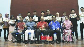 CEMERLANG: 12 pelajar SMK Merpati bergambar bersama Hamizan, Najib, Fringco dan guru-guru.