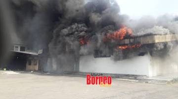 MUSNAH: Api marak memusnahkan bangunan kedai serta stok barangan elektrik di Inanam.
