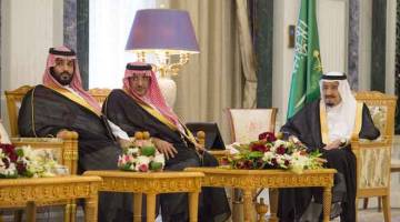 KERABAT DIRAJA: Gambar serahan Istana Diraja Saudi pada 24 April, 2017 menunjukkan Raja Arab Saudi Salman bin Abdulaziz al-Saud (kanan), Putera Mahkota Mohammed bin Nayef (tengah) dan Timbalan Putera Mahkota Mohammed bin Salman ketika menghadiri upacara angkat sumpah untuk menteri kabinet dan duta baharu di Riyadh, Arab Saudi. — Gambar AFP 