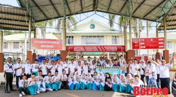 ALBUM: Konvoi IMC bergambar bersama guru-guru dan pelajar di SMK Jambatan Putih, Tawau.