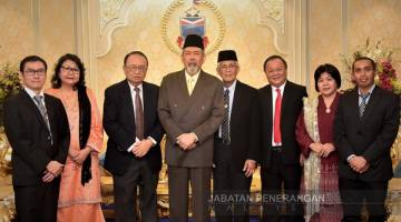  ALBUM: Rombongan dari Persatuan Tabung Pesakit Jantung Sabah bergambar kenangan bersama Tun Juhar (empat dari kiri).