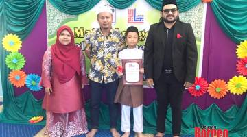 SIJIL: Nudzul Farizh Ramadhan Azami (dua kanan) menerima sijil pelajar cemerlang ketika di majlis berkenaan.