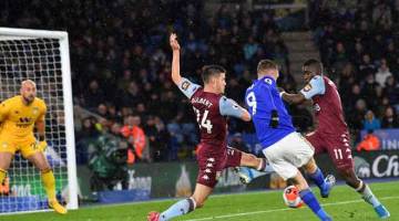 IMPAK SEGERA: Vardy (dua kanan) melepaskan rembatan di hadapan dua pemain Villa untuk menjaringkan gol ketiga Leicester selepas dimasukkan pada separuh masa kedua pada perlawanan di Stadium King Power, Leicester kelmarin. — Gambar AFP