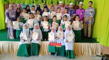 JUARA: Mudir, guru dan murid SRI Al-Fateh Taman Ria yang menyertai pertandingan itu.