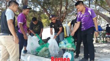 SAMPAH: Peserta yang menyertai program itu berjaya mengumpul sampah seberat 122 kilogram di dasar laut.