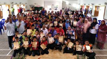 UNTUK ALBUM: Raisin (duduk tengah) bergambar kenangan bersama peserta dan guru pengiring Program Qiadi Junior peringkat Wilayah Persekutuan Labuan. 