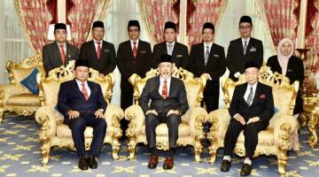 ALBUM: Aidi (duduk, kiri), dan Yang Dipertua Majlis Ugama Islam Sabah, Datuk Hasbullah Taha (duduk, kanan) serta rombongan bergambar kenangan bersama Tun Juhar (duduk, tengah).