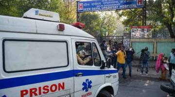 DIHUKUM MATI: Ambulans membawa mayat empat lelaki yang dihukum gantung sampai mati, kerana merogol dan membunuh seorang pelajar di dalam sebuah bas pada 2012, tiba di Hospital Deen Dayal Upadhyay di New Delhi, India semalam. — Gambar AFP