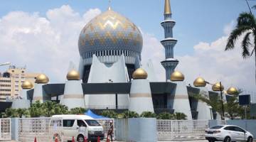 KAWALAN: Pintu masuk utama Masjid Negeri Sabah diberikan kawalan dan hanya petugas masjid sahaja yang dibenarkan masuk.
