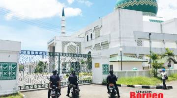 KAWAL : Kelihatan tiga anggota polis membuat pantauan ke atas Masjid Al-Khauthar.