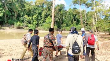 ang-p1 DITEMUKAN: Mayat mangsa diusung oleh pasukan mencari dan menyelamat untuk dibawa keluar dari lokasi kejadian.