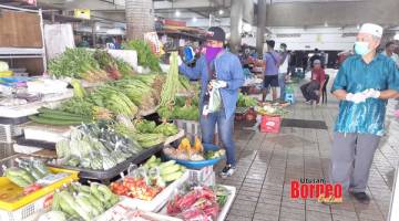 BEKALAN: Peniaga sayur hanya menjual sayur-sayuran dari pembekal daerah Tawau sahaja.