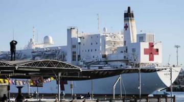 HOSPITAL TERAPUNG: Kapal hospital tentera laut AS, Mercy, tiba di Port of Los Angeles kelmarin untuk membantu mengurangkan bebanan ke atas bilik kecemasan di hospital di Los Angeles yang dipenuhi dengan pesakit COVID-19. — Gambar AFP