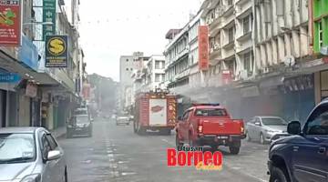 OPERASI: Jabatan Bomba dan Penyelamat melakukan operasi nyah kuman di Pusat Bandar Sandakan.