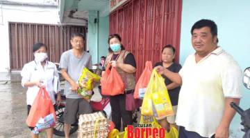 TERIMA: Bantuan makanan yang disampaikan kepada penerima.