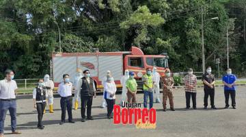 TERLIBAT: Kakitangan dan anggota pelbagai agensi yang terlibat dalam Operasi Nyah Cemar di Pekan Beluran.