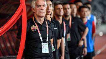 RISAU: Gambar fail menunjukkan Donadoni menyaksikan pasukannya Shenzhen FC beraksi dalam perlawanan Liga Super China menentang Wuhan Zall FC pada tahun lalu. — Gambar AFP