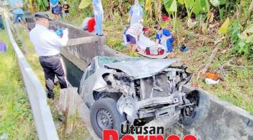 TERBABAS: Keadaan kenderaan serta mangsa maut di lokasi selepas kemalangan.