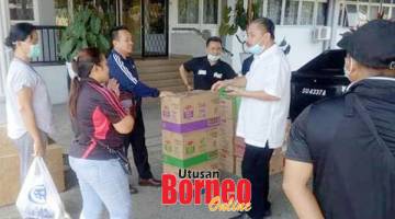 PETUGAS: Pejabat Daerah turut menerima bantuan dari Robert.