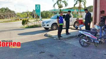 TIDAK SERIK: Dua lelaki ketika ditahan polis di lokasi.