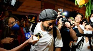 Ronaldinho tiba di sebuah hotel di Asuncion, Paraguay, dimana beliau dan abangnya akan menjalani tahanan di rumah - Gambar AFP