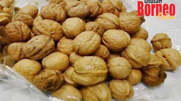 WALNUT: Hasil pertanian dari Pakistan yang ditahan.