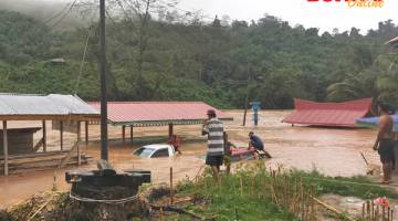 BANJIR: Keadaan banjir yang turut menengelamkan kenderaan penduduk di Kampung Salung Nabawan.