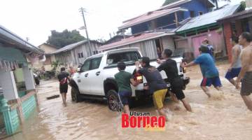 BANTU: Salah sebuah kenderaan penduduk yang dipindahkan selepas terjejas banjir di sini.